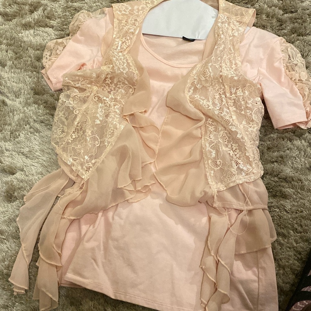 Peach 🍑 colored T shirt and dainty vest.